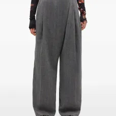 Брюки в тонкую полоску со складками