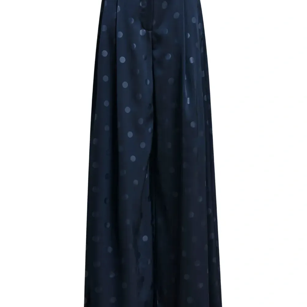 Брюки в горох со складками