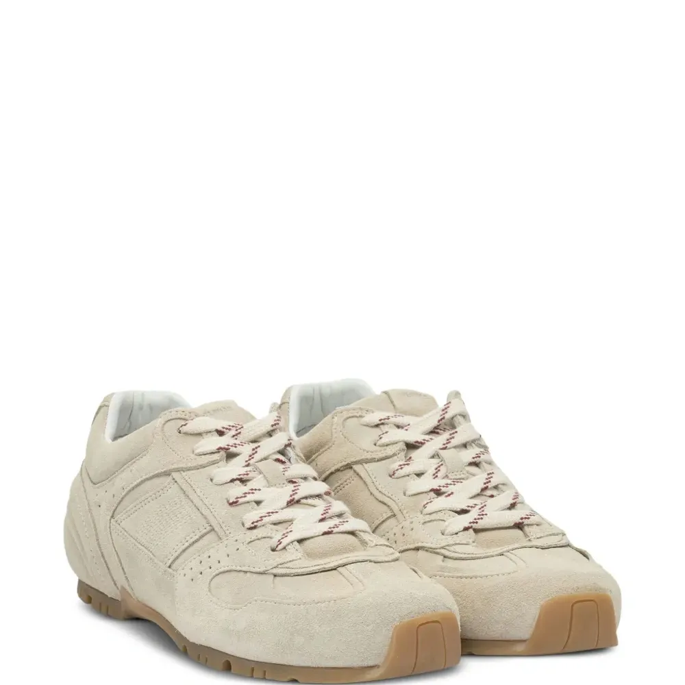 Кроссовки на шнуровке