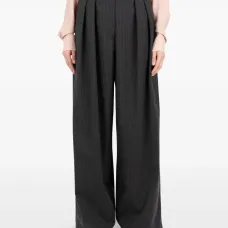 Брюки в тонкую полоску со складками