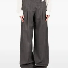 Брюки в тонкую полоску со складками