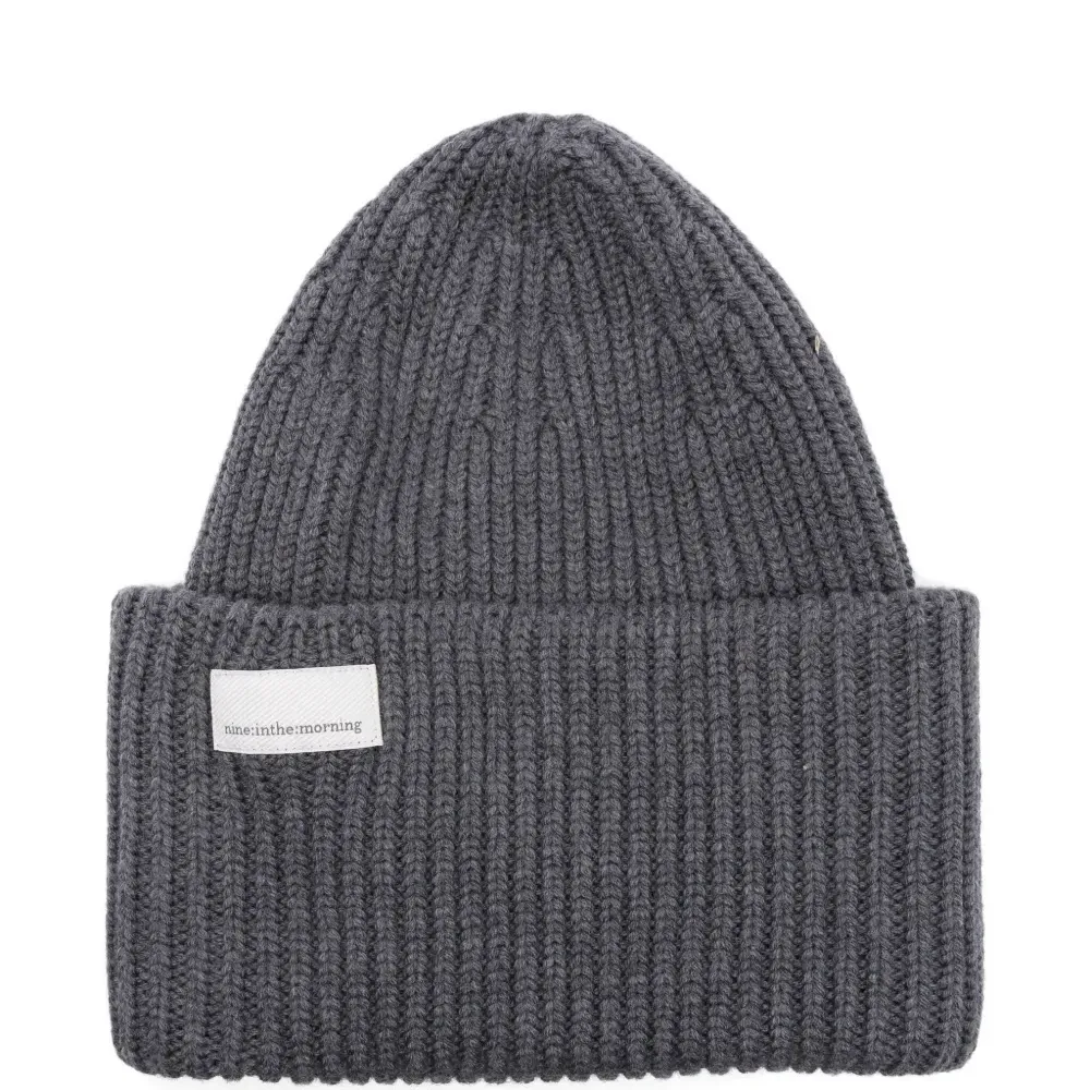 Шерстяная шапка бини в рубчик