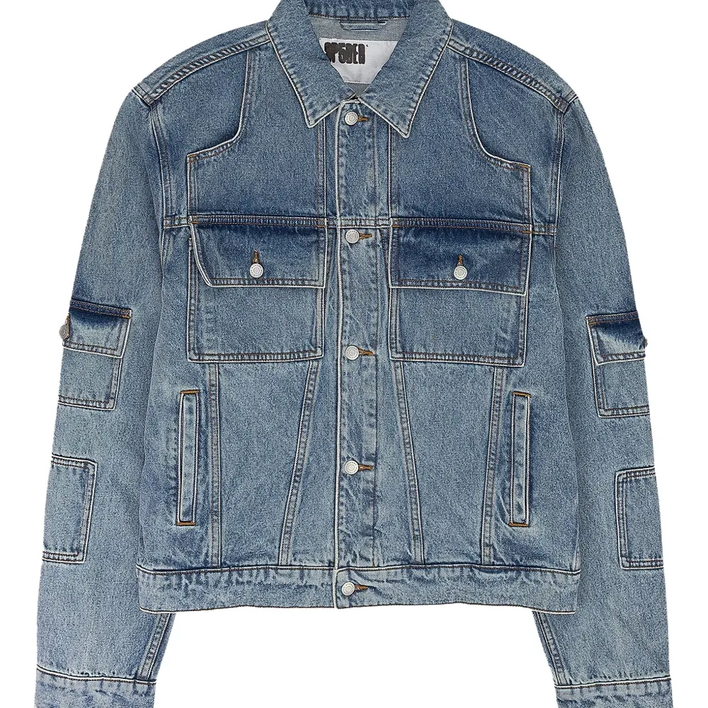 Джинсовая куртка с карманами