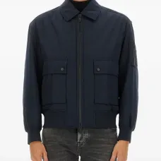 Куртка с карманами на воротнике