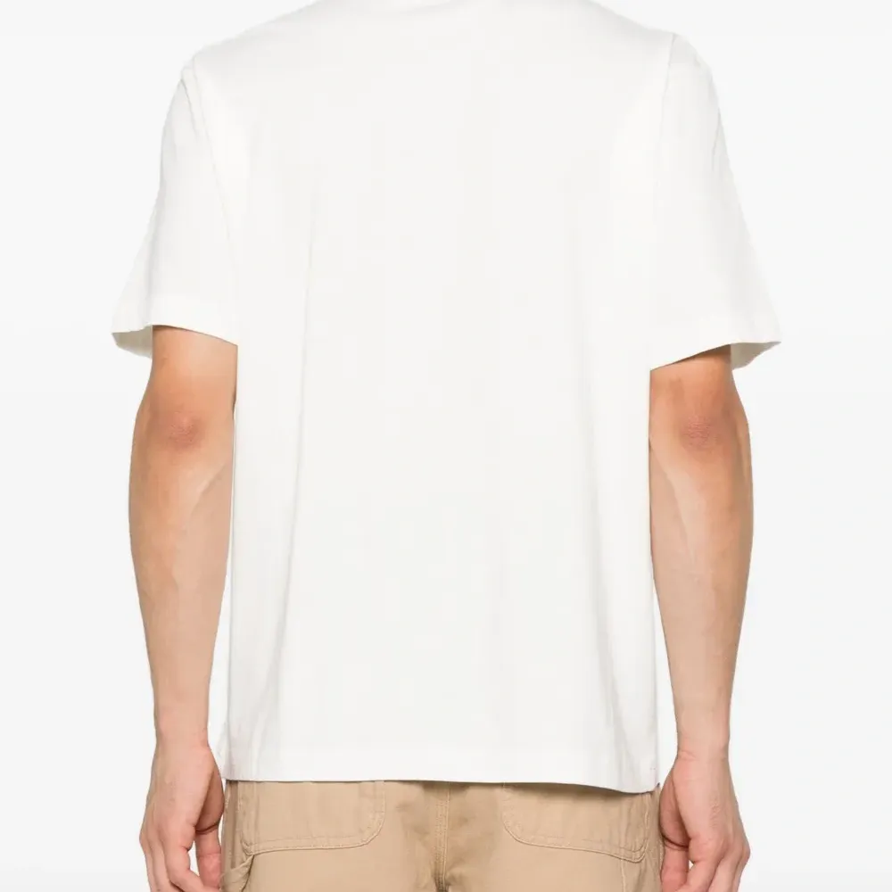 Футболка с цветочной вышивкой