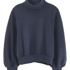 Толстовка с высоким воротником и объемными рукавами