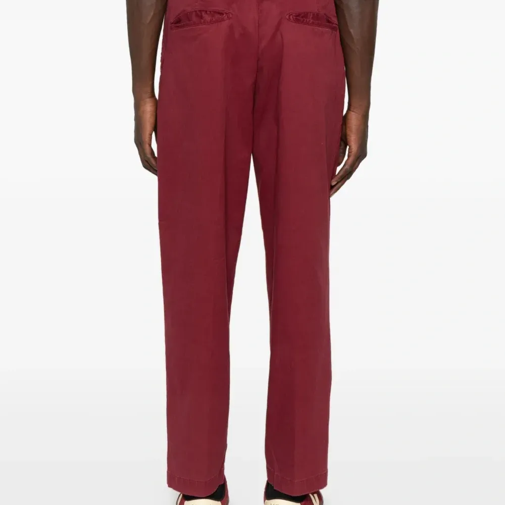 Брюки с карманами и поясом Брюки с карманами и поясом