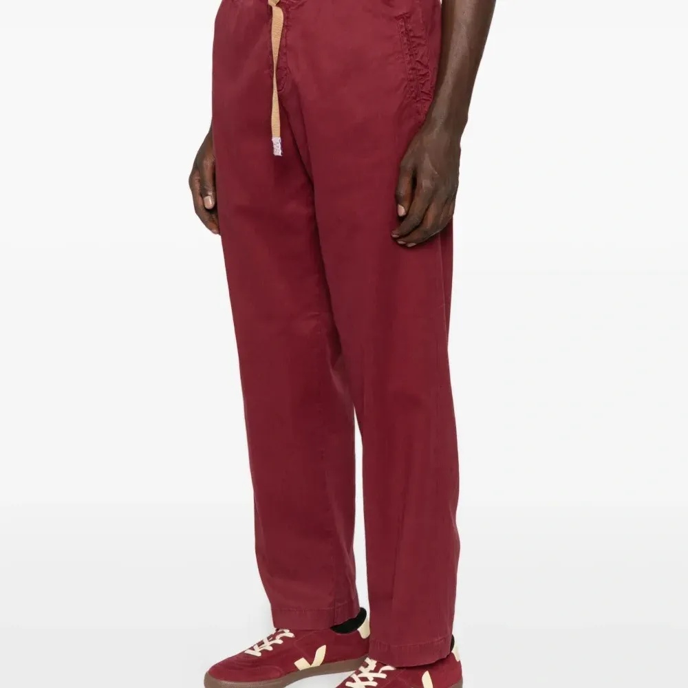 Брюки с карманами и поясом Брюки с карманами и поясом