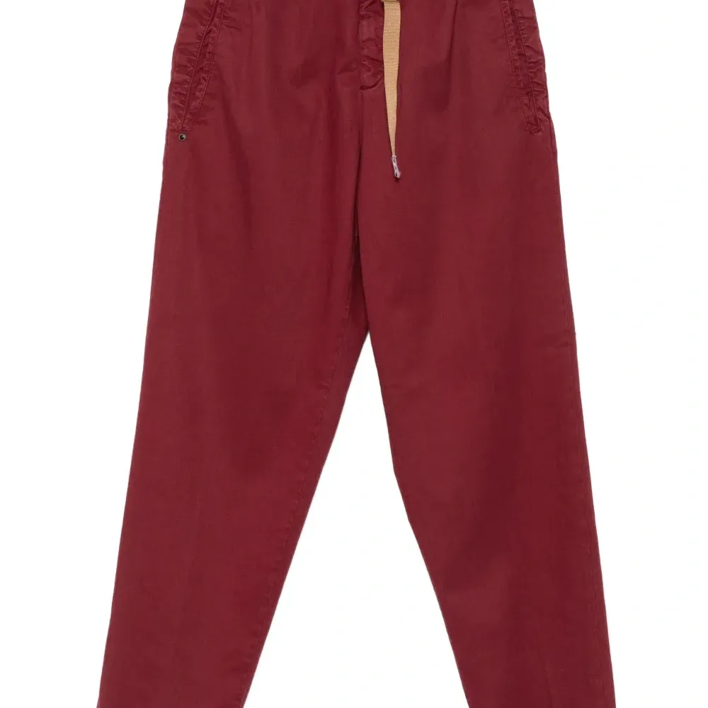 Брюки с карманами и поясом Брюки с карманами и поясом