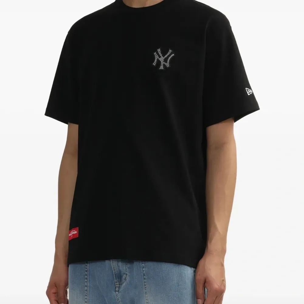 Футболка со стразами и логотипом