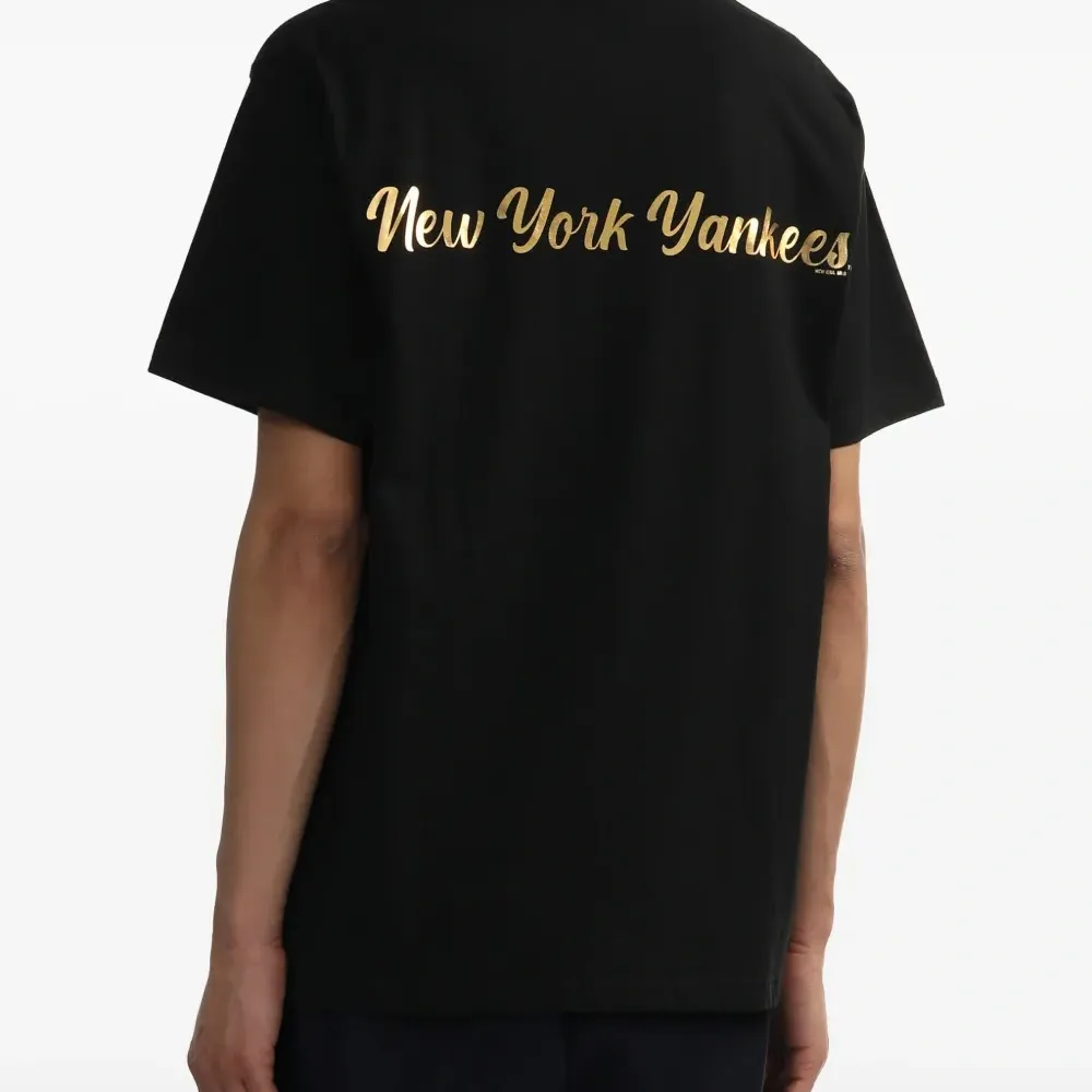 Футболка с вышитым логотипом