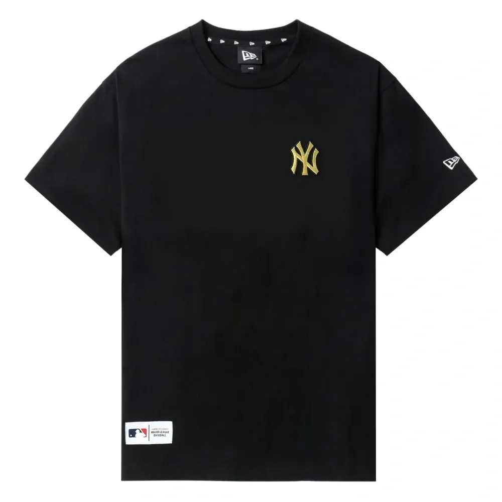 Футболка с вышитым логотипом