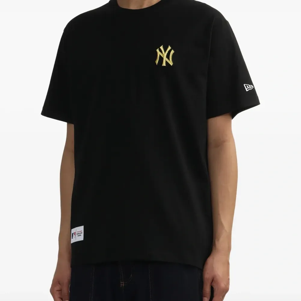 Футболка с вышитым логотипом