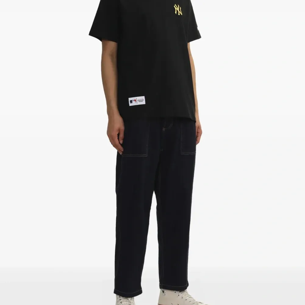 Футболка с вышитым логотипом