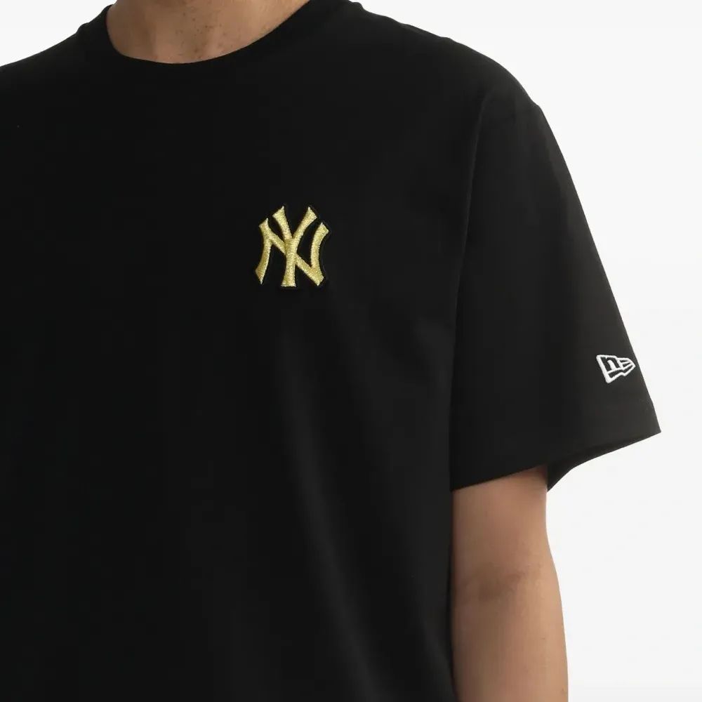 Футболка с вышитым логотипом