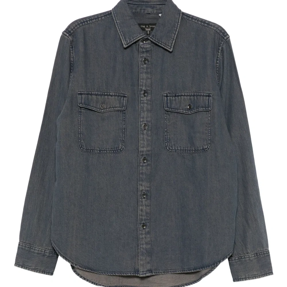 Джинсовая рубашка на пуговицах