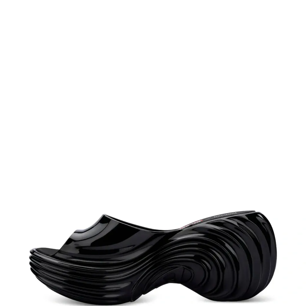 Шлепанцы Quantum на платформе из коллаборации с Diesel