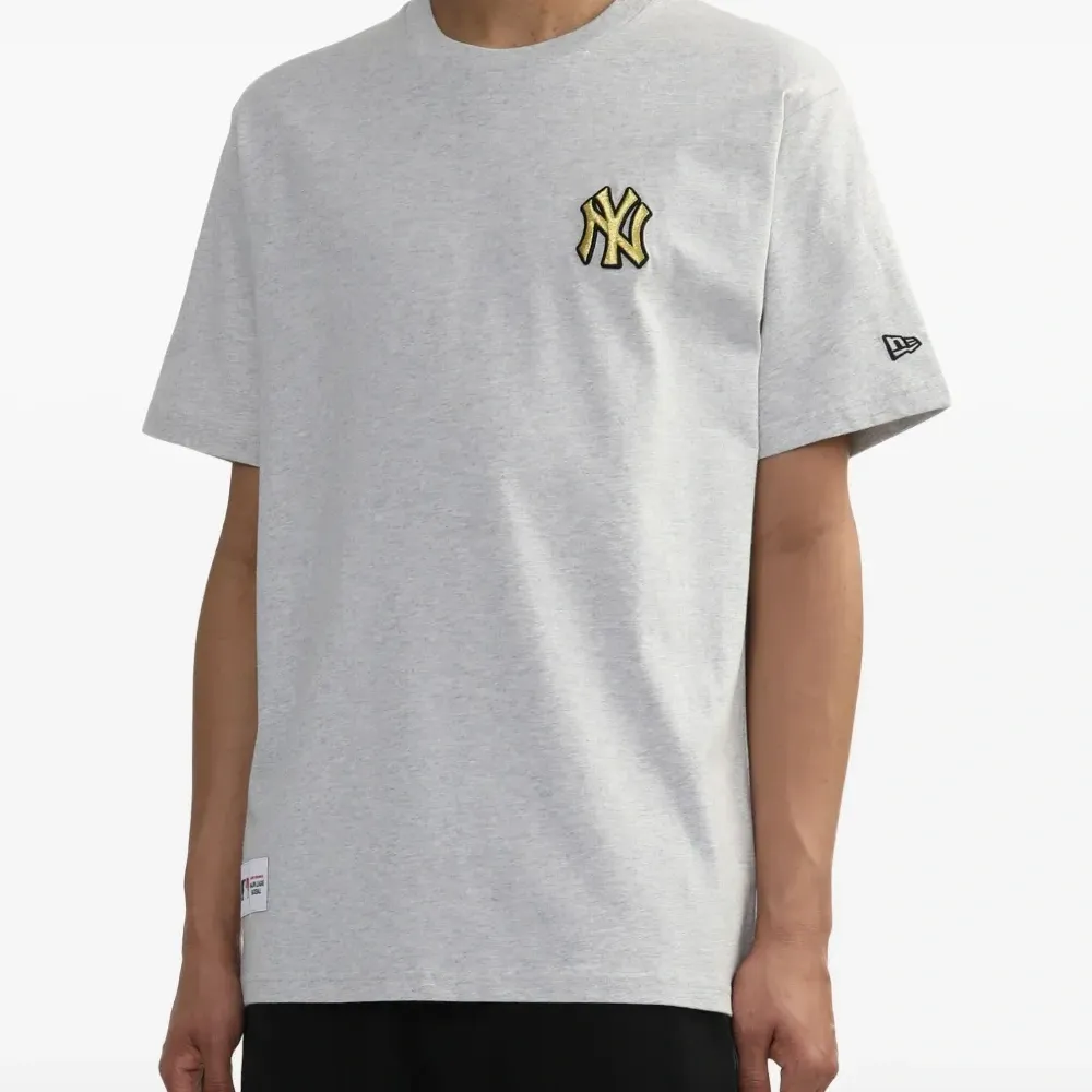 Футболка с вышитым логотипом