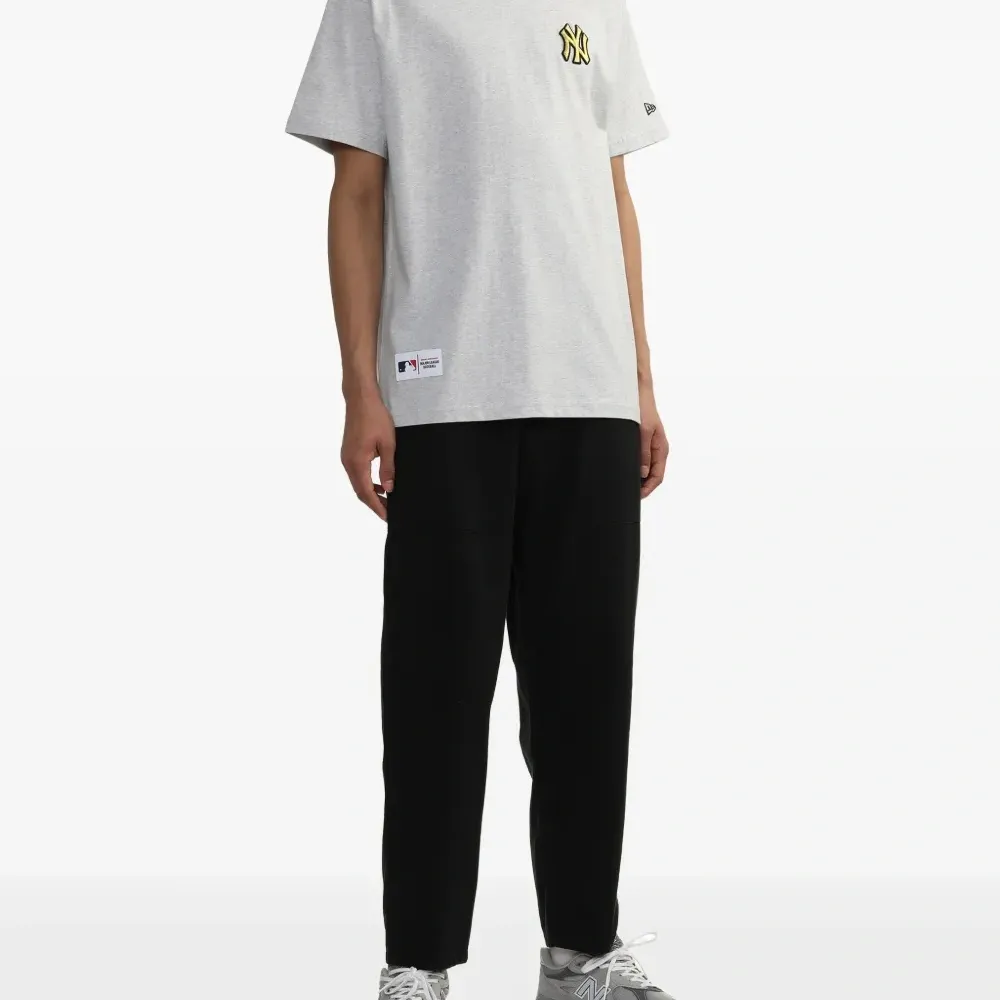 Футболка с вышитым логотипом