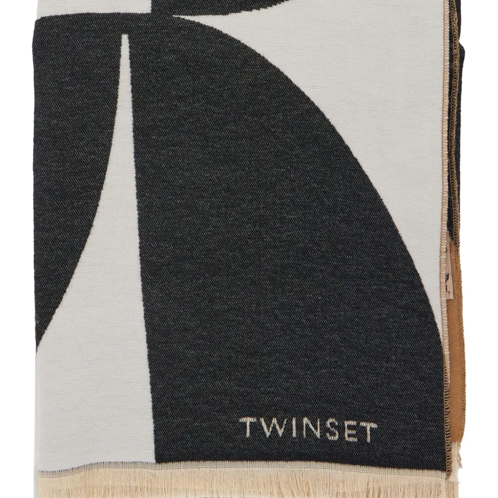 Шарф с геометричным узором и бахромой