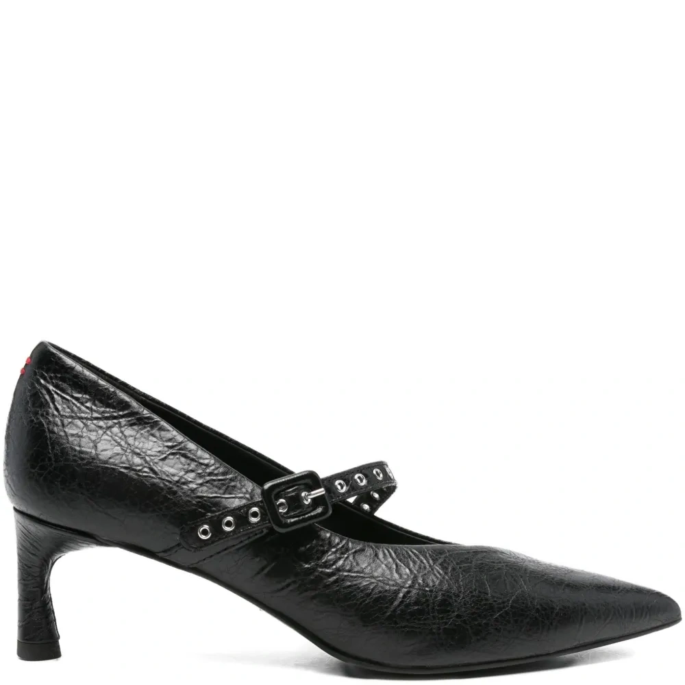 Туфли с заостренным носком и заклепками