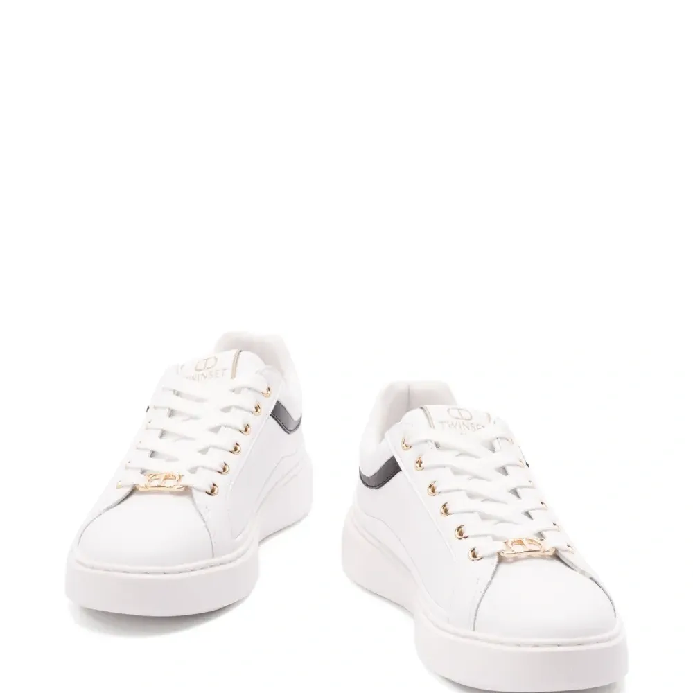 Кроссовки на шнуровке