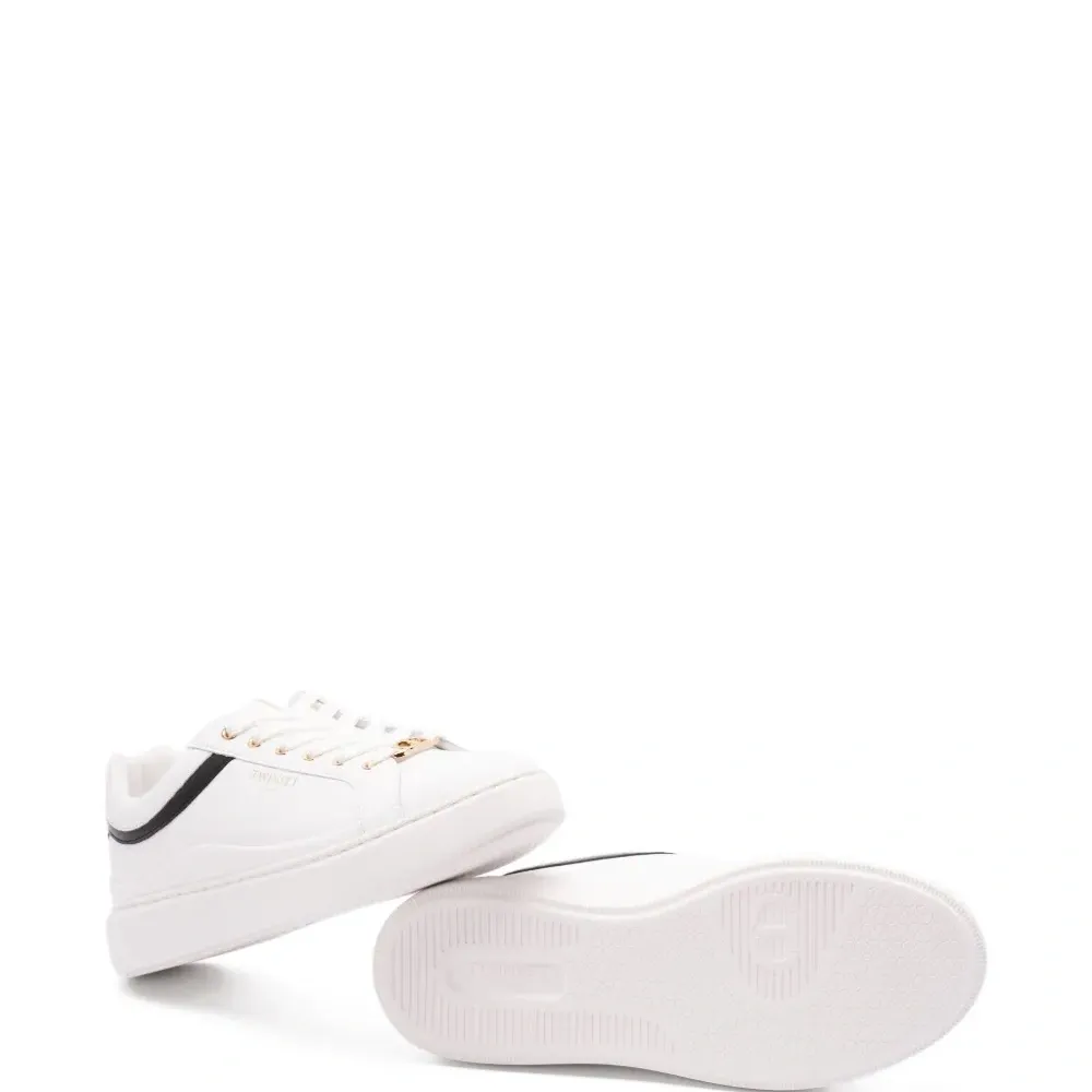 Кроссовки на шнуровке