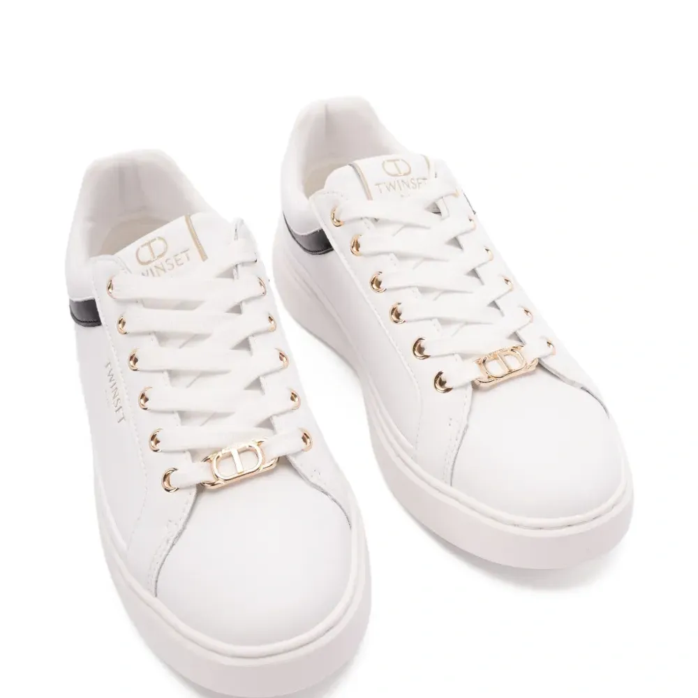 Кроссовки на шнуровке