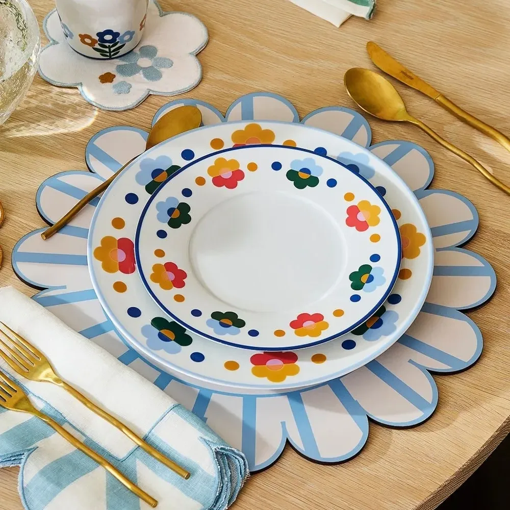 Набор из четырех льняных подставок с цветочной вышивкой