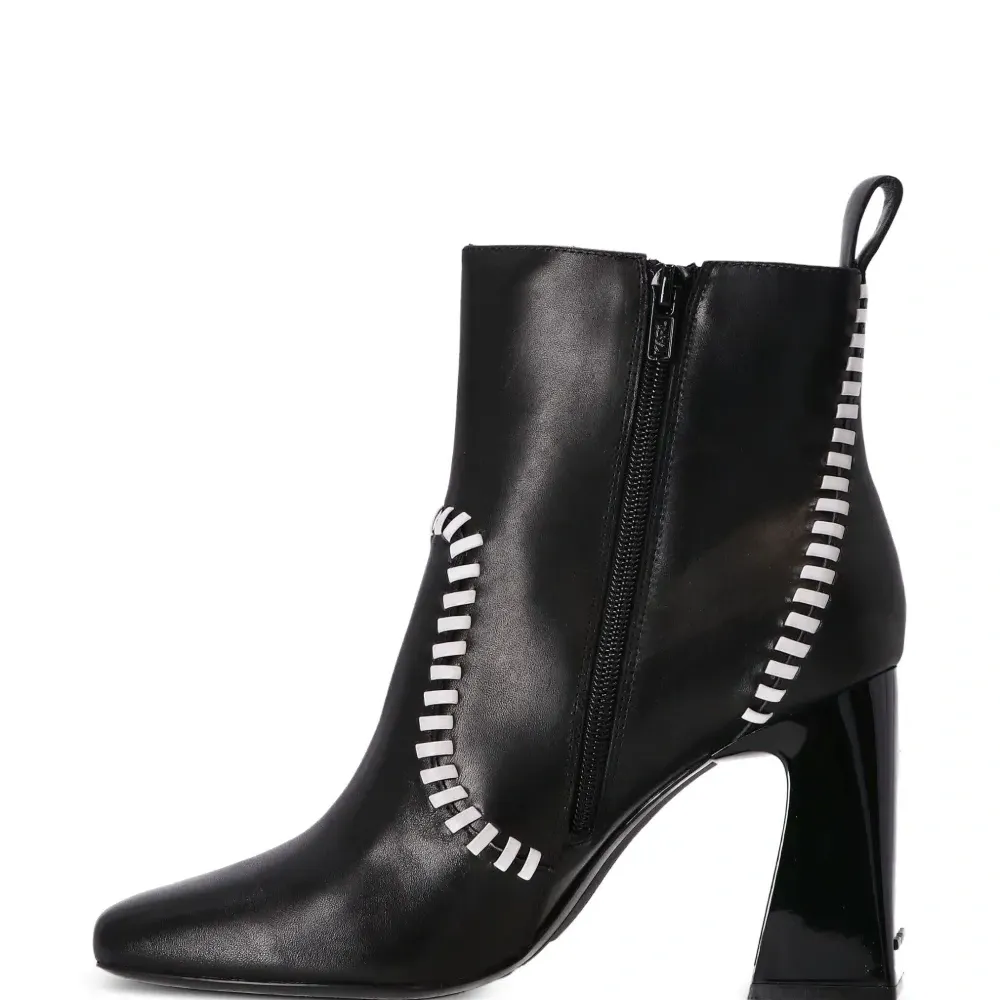 Ботильоны с контрастными полосками