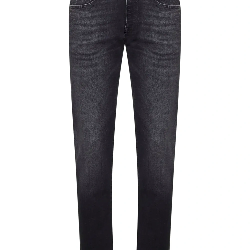 Джинсы с необработанным краем Джинсы с необработанным краем