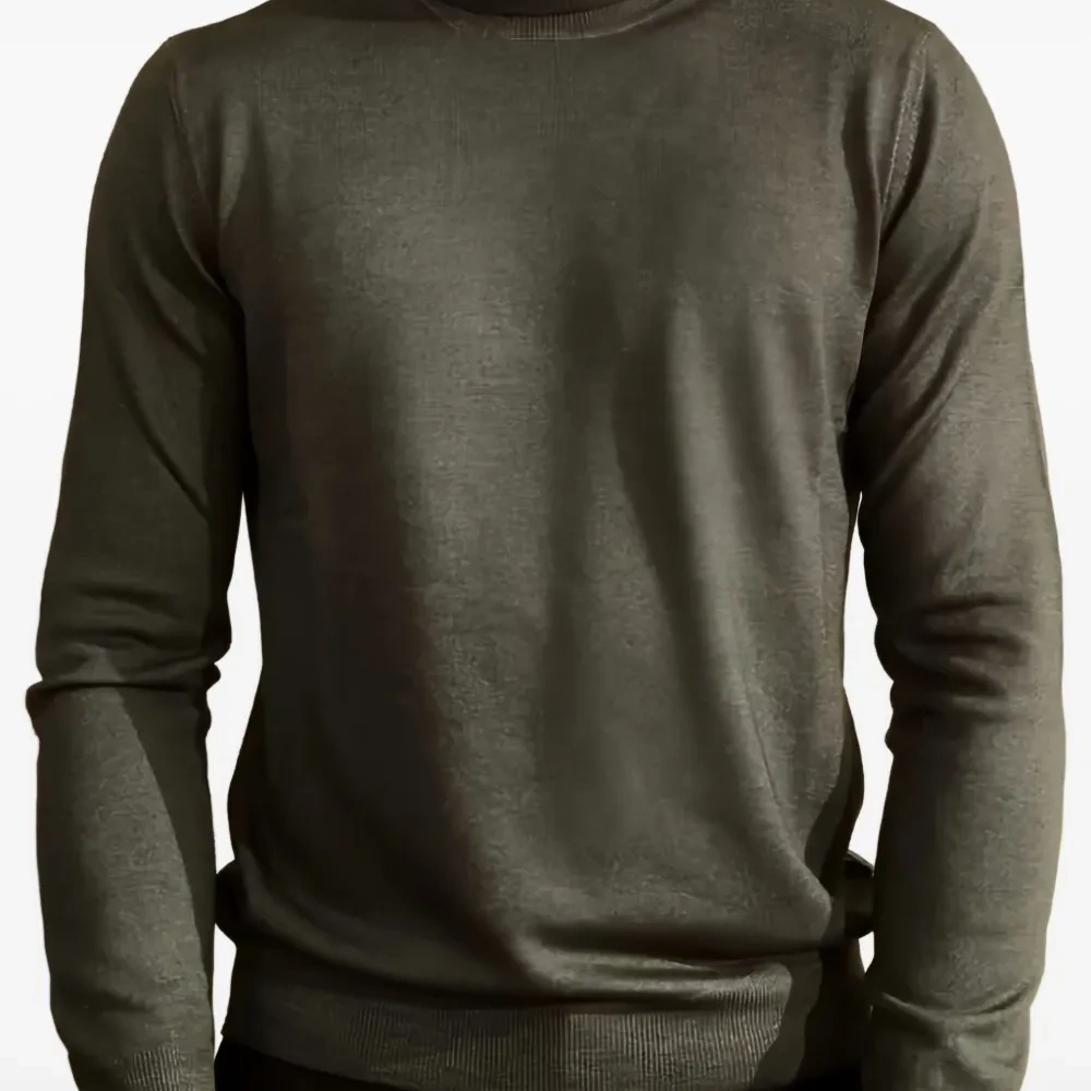 Вязаный свитер с воротником-гольф