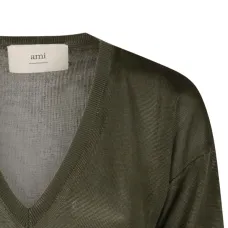 Свитер в рубчик с V-образным вырезом