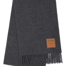 Шарф с бахромой и нашивкой-логотипом