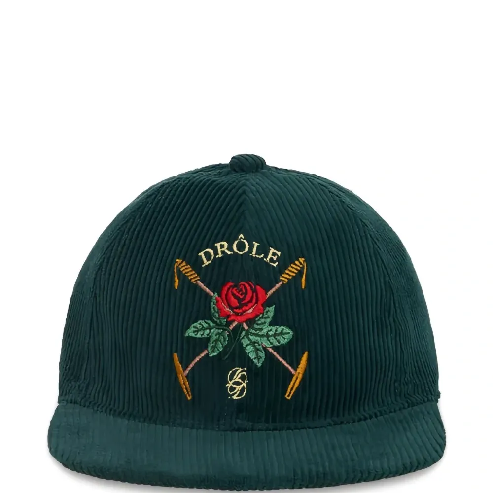 Кепка из вельвета с вышивкой в виде роз