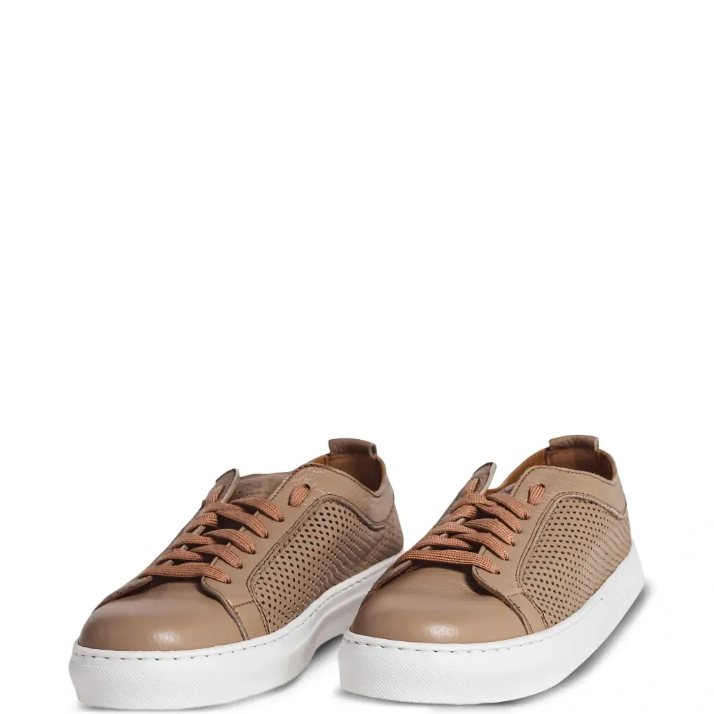 Кроссовки с перфорацией