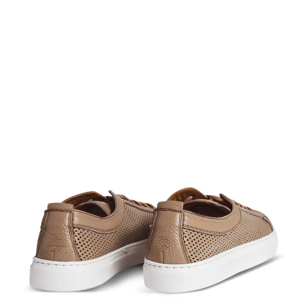 Кроссовки с перфорацией