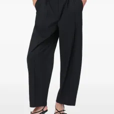 Брюки со складками и карманами