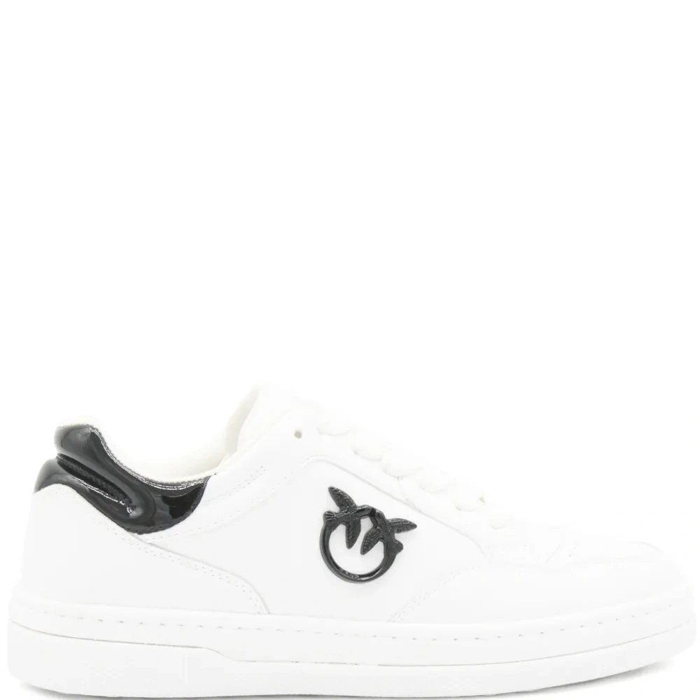 Кроссовки с логотипом