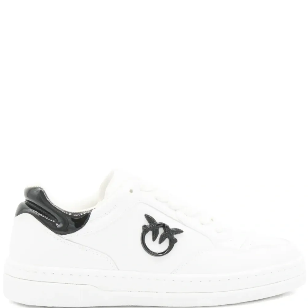 Кроссовки с логотипом