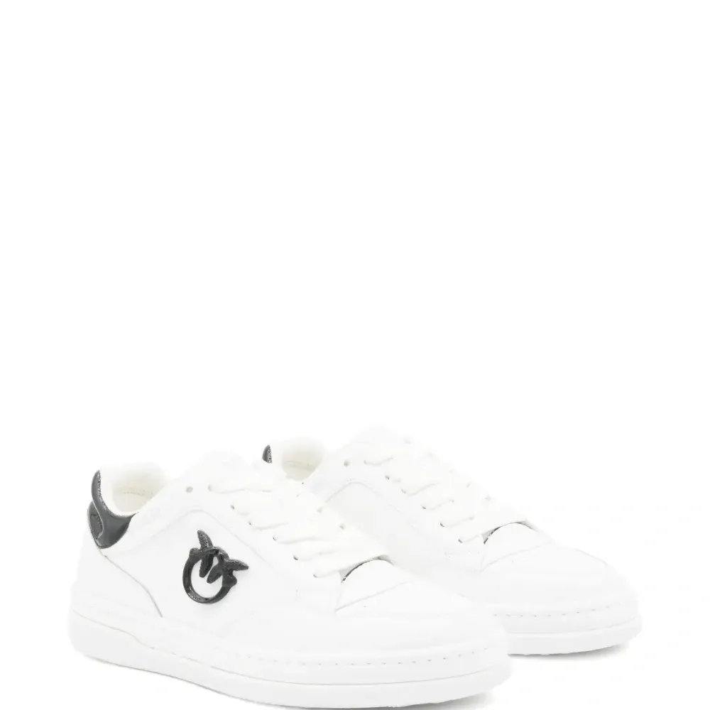 Кроссовки с логотипом