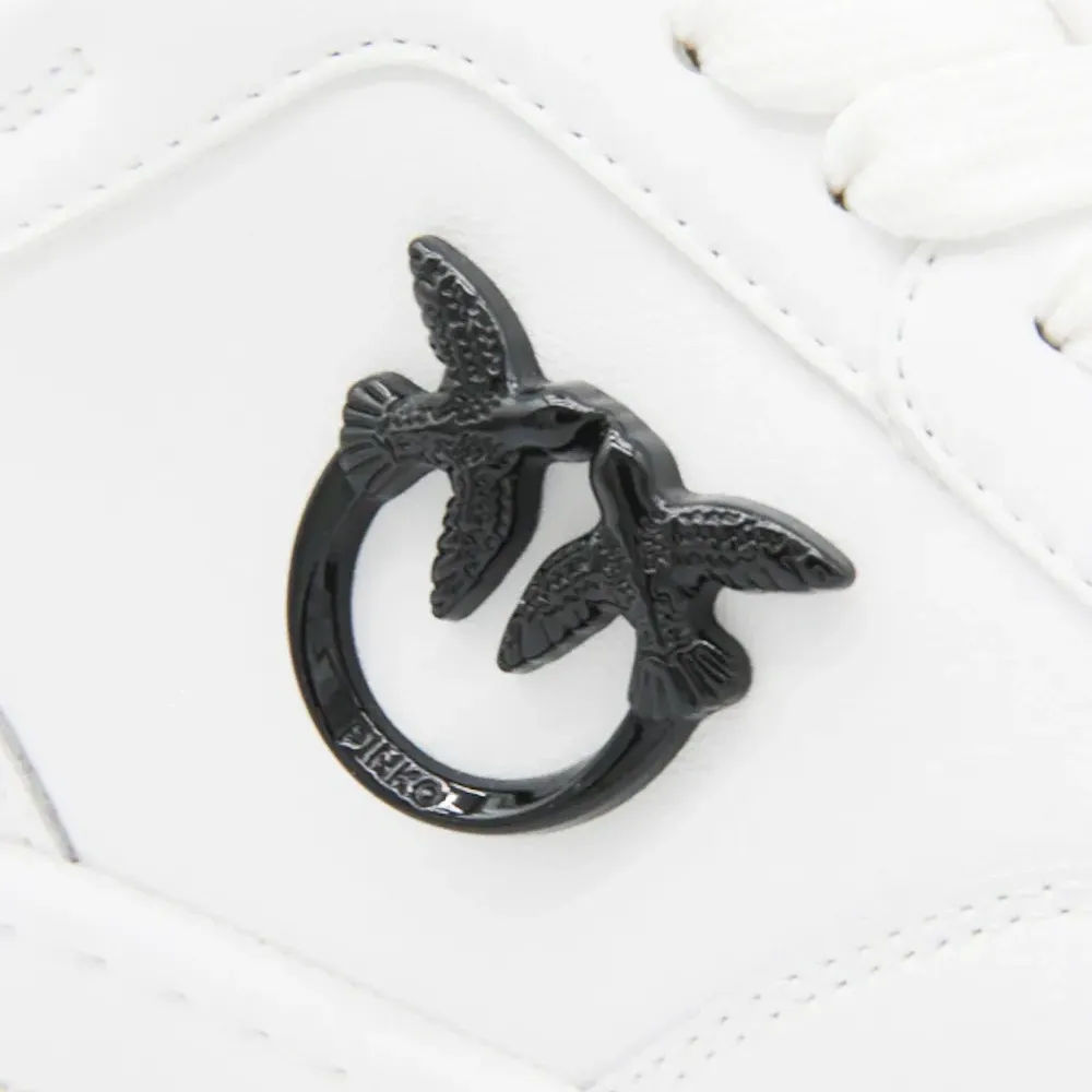 Кроссовки с логотипом