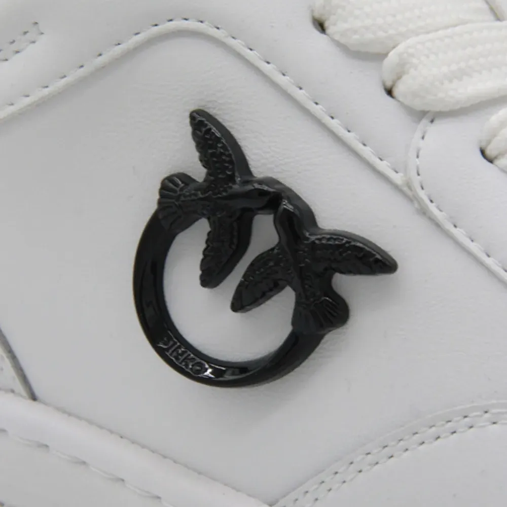 Кроссовки с логотипом