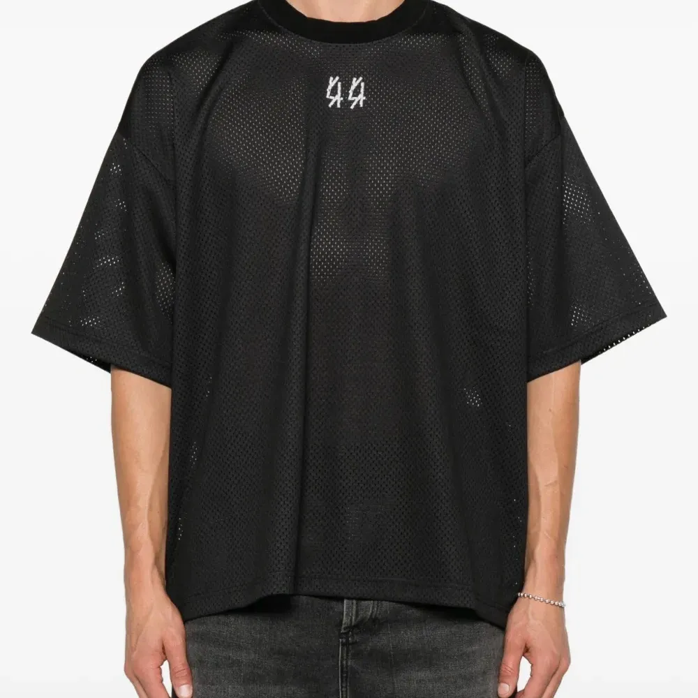 Футболка с вышитым логотипом