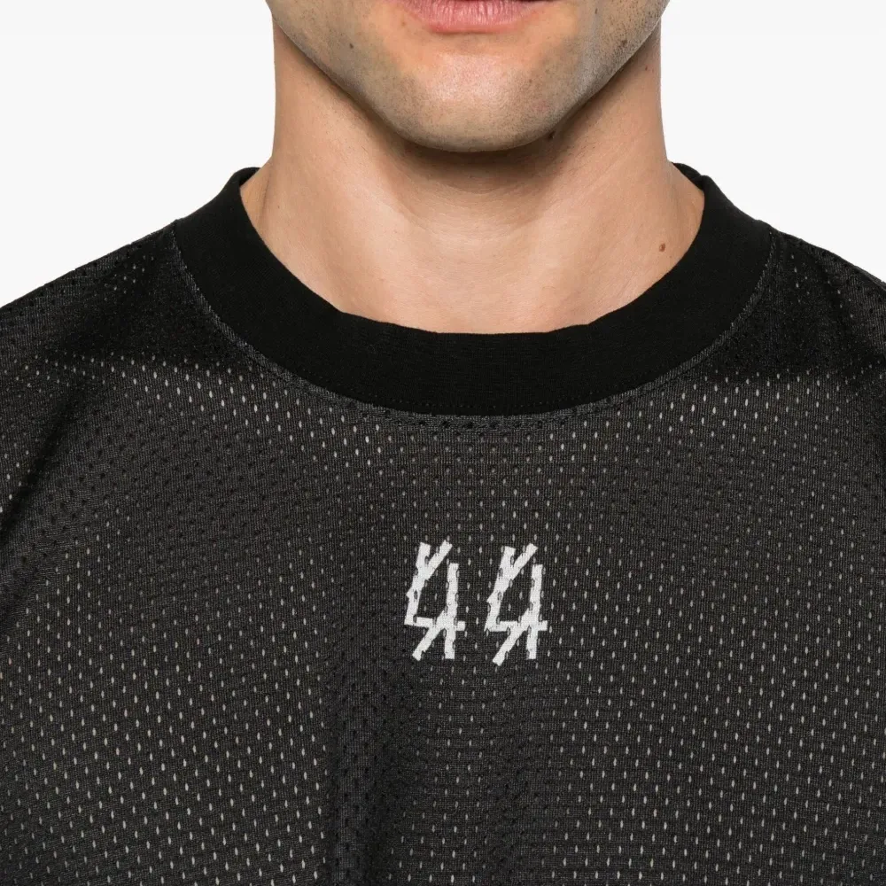 Футболка с вышитым логотипом