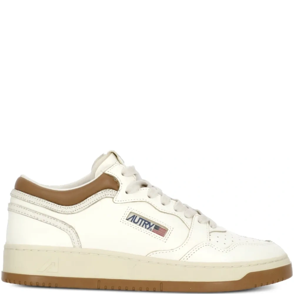 Кроссовки на платформе с перфорацией