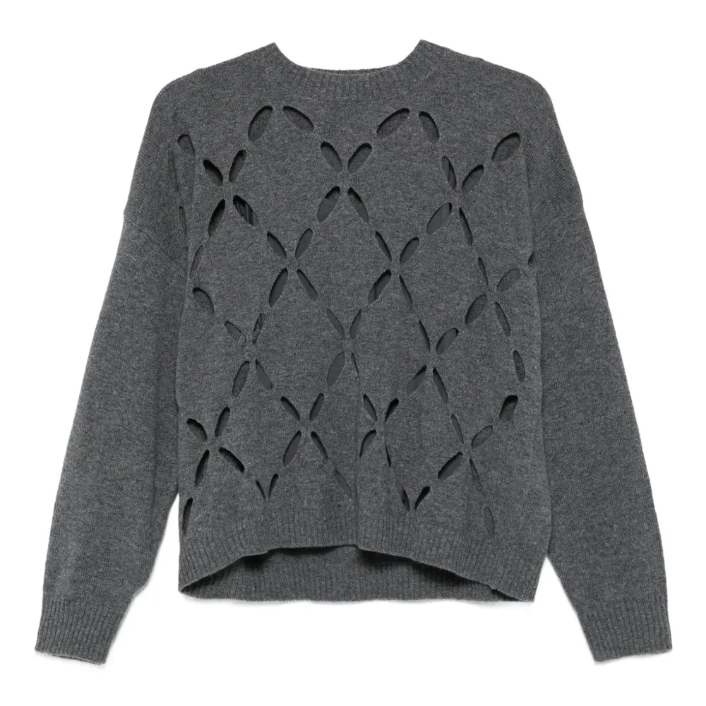 Свитер с вырезами