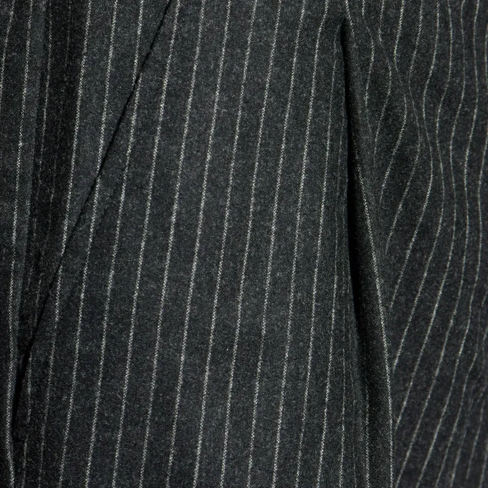 Брюки в тонкую полоску