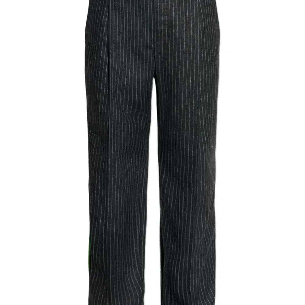 Брюки в тонкую полоску