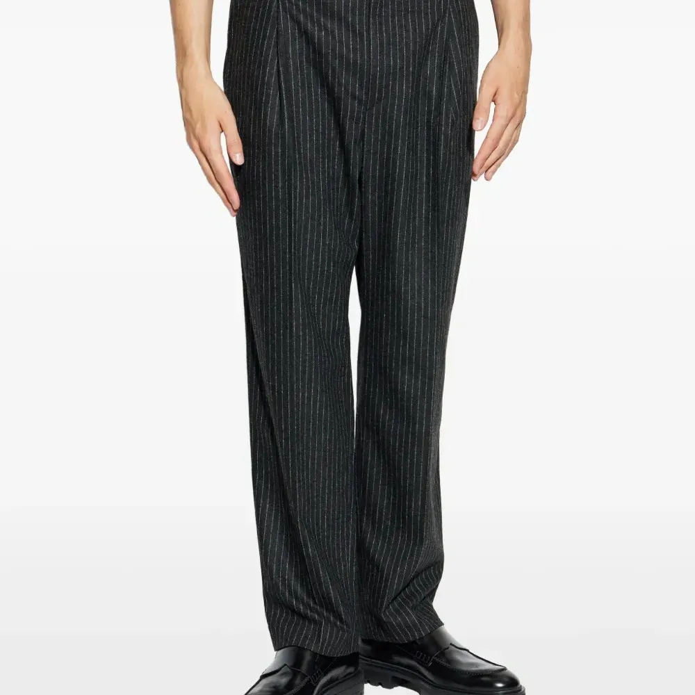 Брюки в тонкую полоску